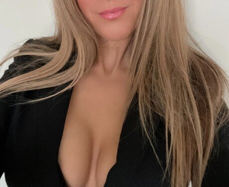 Boobilicious erotic actress pics