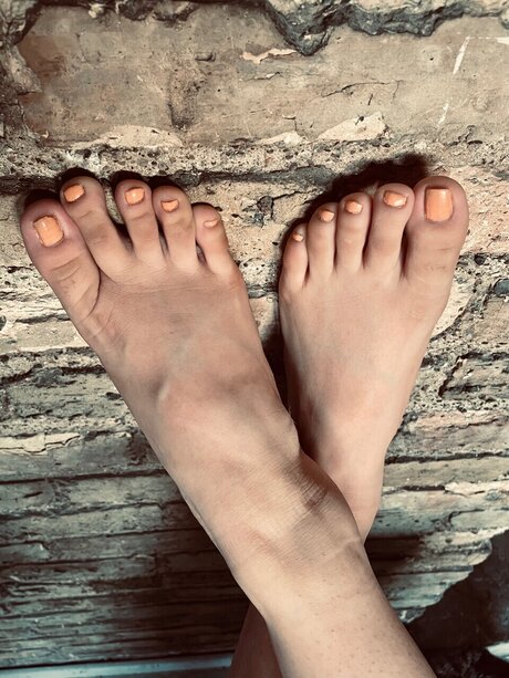 Cheeky feet hd star img