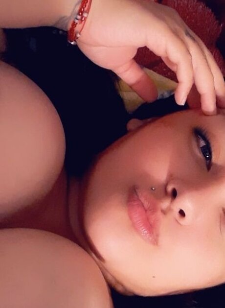 KweenVee hot star pic