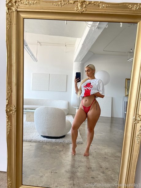 Madisun Sky model naked pic