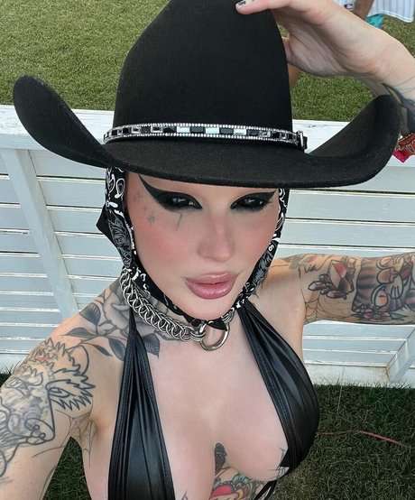 Embodoe nude pornstar photo