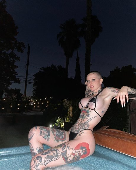 Embodoe pornographic star pic