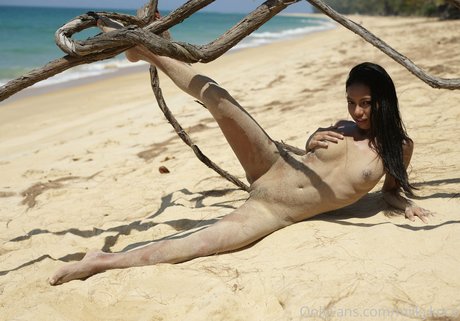 Chloe Saat nude actress pictures