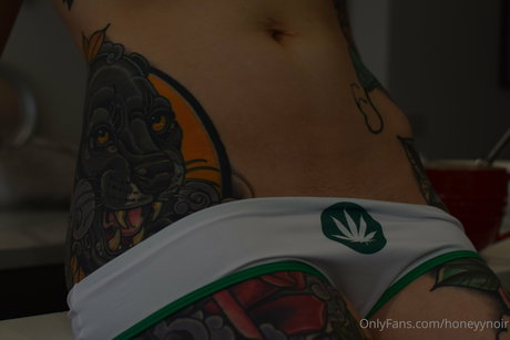 Honeyy Noir hot star photos