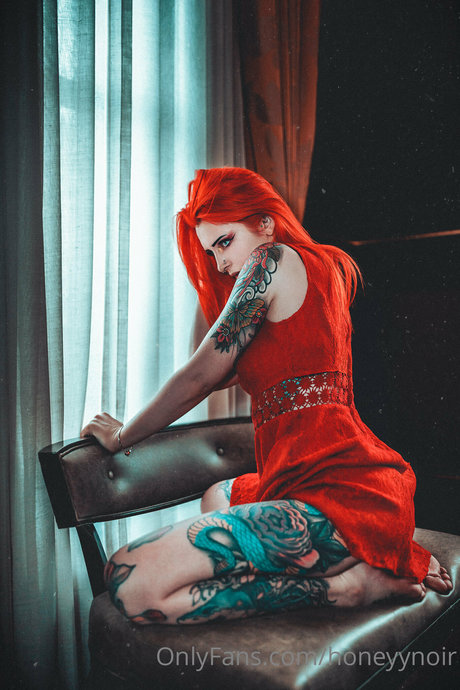 Honeyy Noir pornographic model img