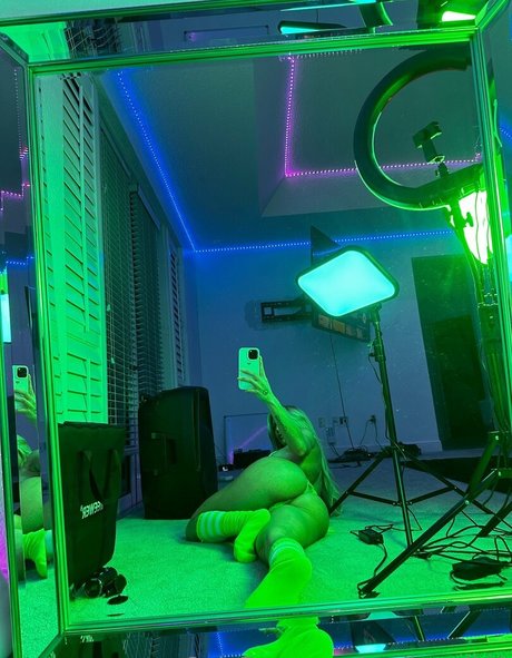 Emilyy Wild beautiful actress image