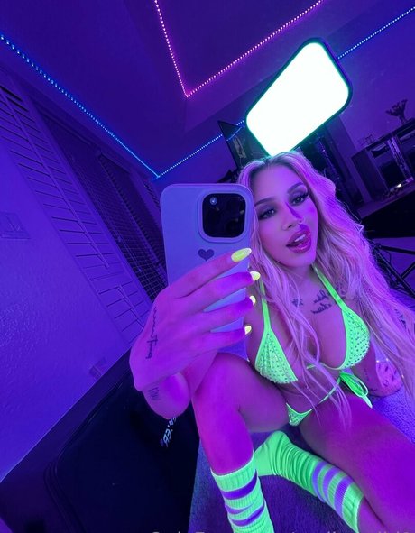 Emilyy Wild exclusive star image