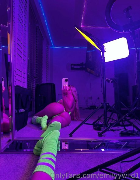 Emilyy Wild Profile pic