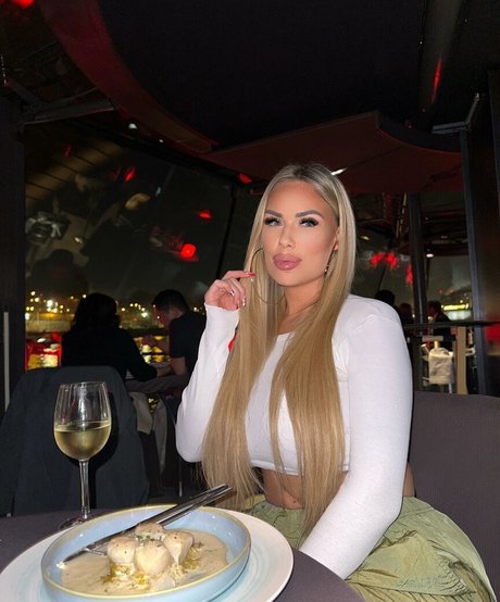 Lisa Amber model art galleries