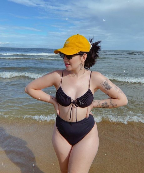 Bella Sant ASMR beautiful model img