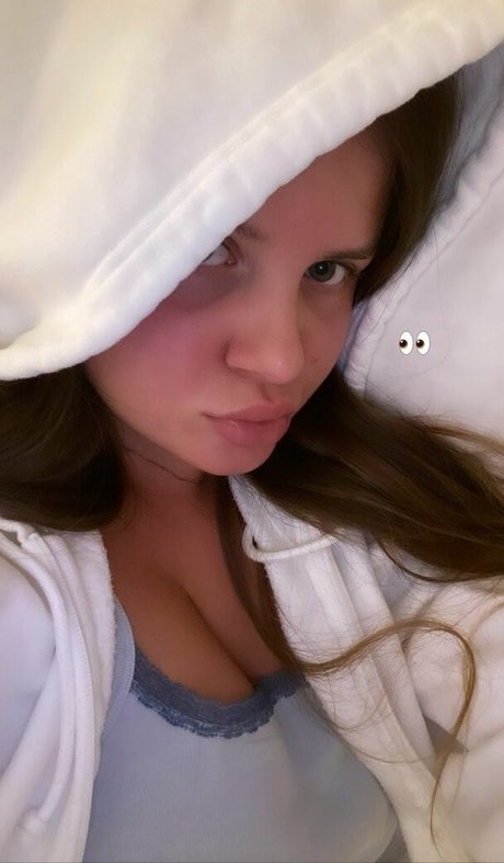 Elizabeth M nude pornstar photos