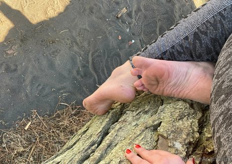 val acanthus model image