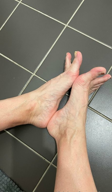 fridayfancyfeet adult model photo