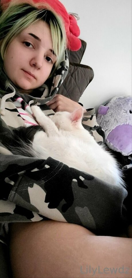 lilygripzfree model free image