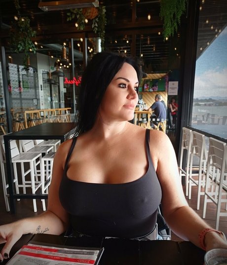 chanelbeexx model art galleries