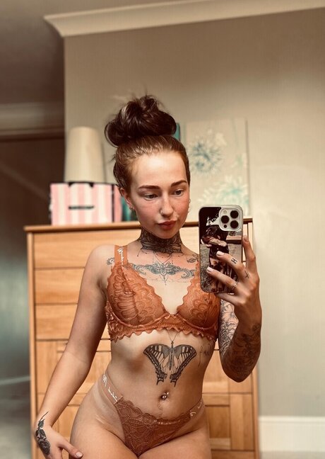 slulu model nude photo