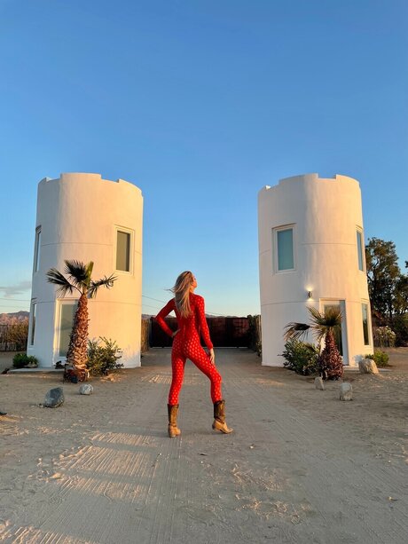 Exhibimboist nude star gallery