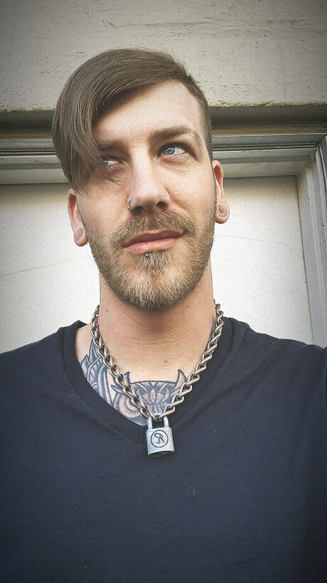 TrashHub erotic actress picture