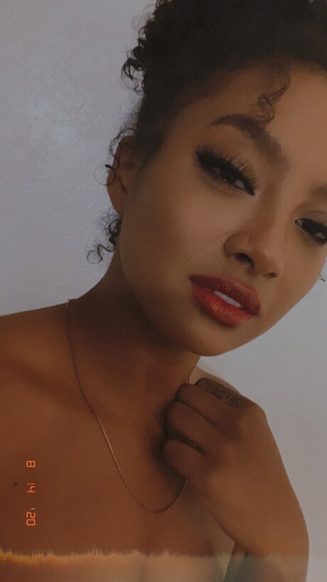 KissesXK beautiful actress pic