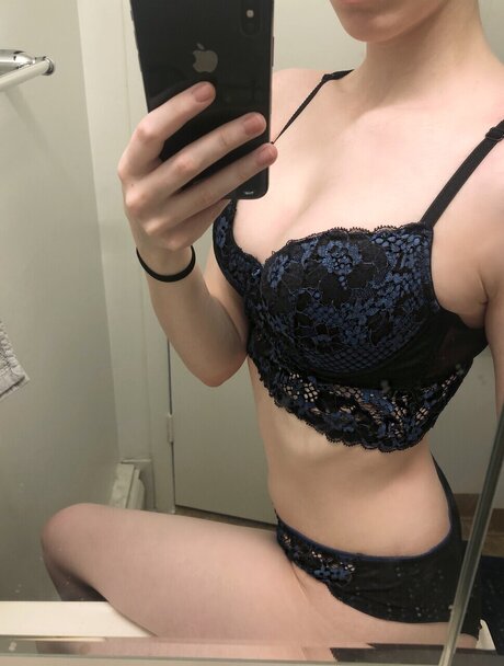 Elizabeth Mantova sexy actress gallery