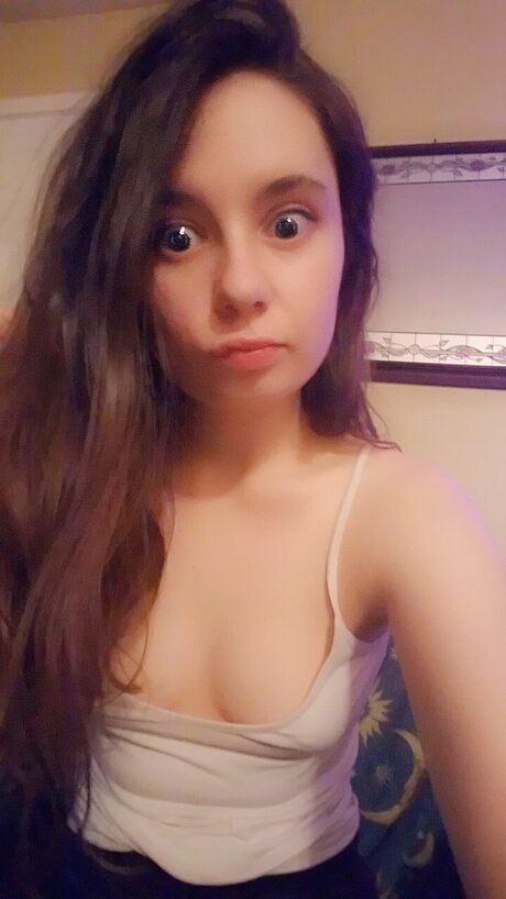 Sadie Reynolds hot actress photos