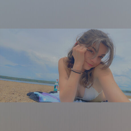 _Hale Fears_ star sexy photo