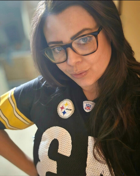 Viola Lee art model pic