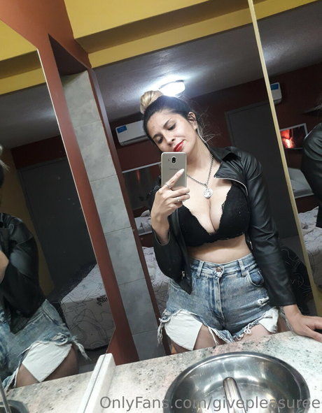 givepleasuree perfect star picture