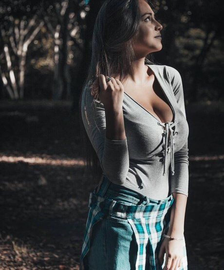 Daniela Derly art model image