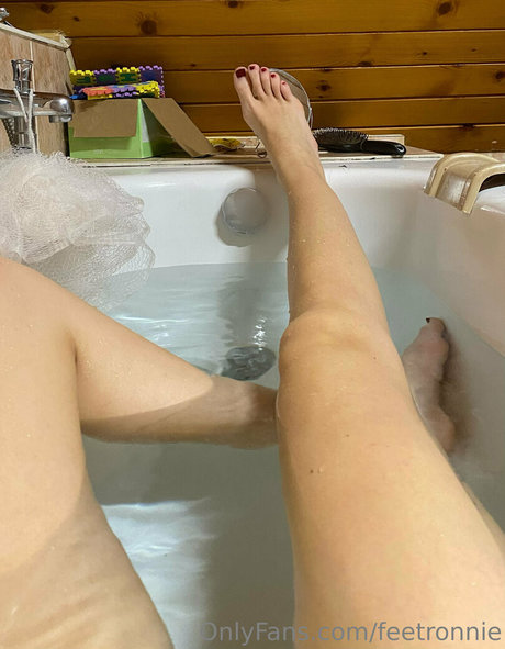 feetronnie hot model pics