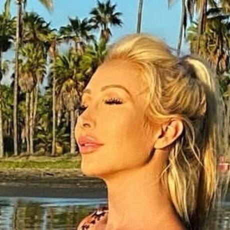 HelloItsLL beautiful model picture