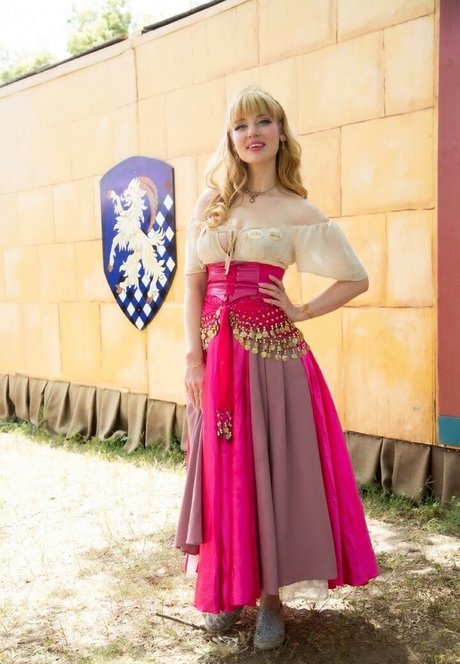 The Naughty Wench pretty actress photo