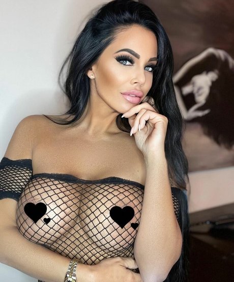 Onlyheni adult model img