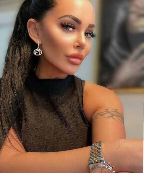 Onlyheni pornstar sexy image