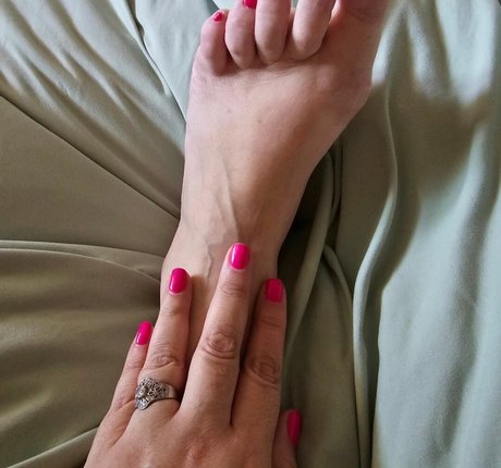 Ave Stone porn model photo