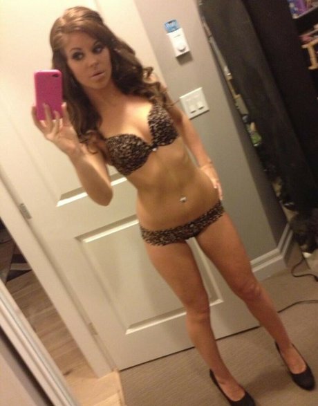 Pamelaxox model naked pic