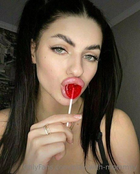 play with mommyy model top pic