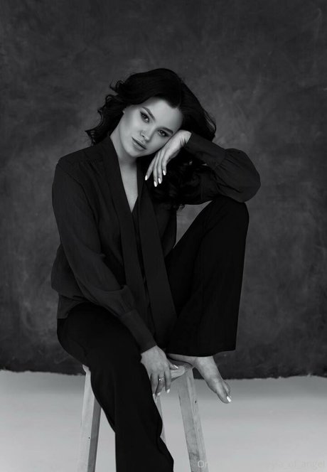 leyla of angel exclusive star photo