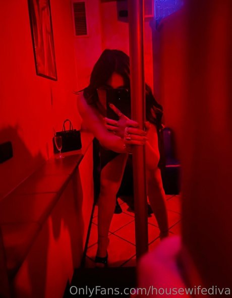 housewifediva sexy model image