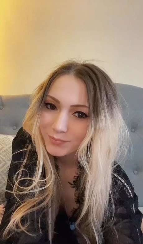 Little Momma pornstar naked img