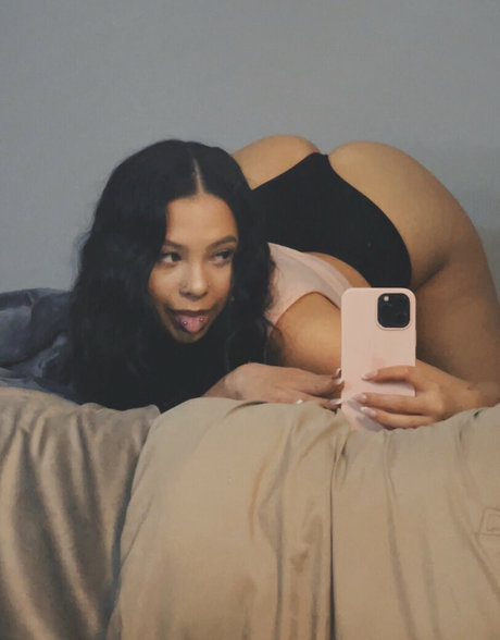 girlyvalentina nude model gallery