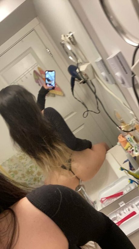 lilshitterpoopie hot model image