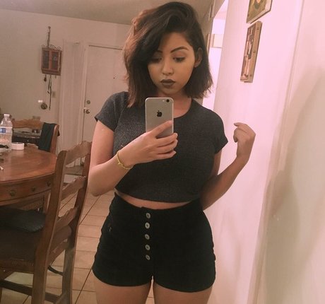 Sadd Pup pretty actress photo