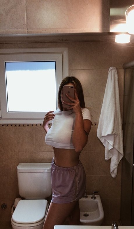 belonly hot model pic