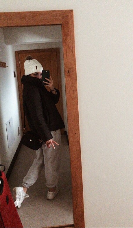 female popular onlyfans naked galleries