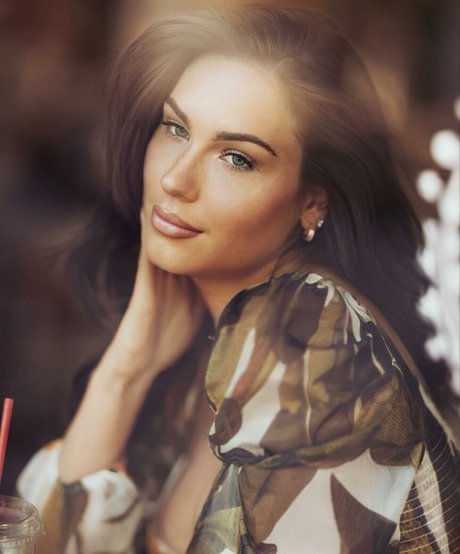 Dezmin Schubel model sexy img