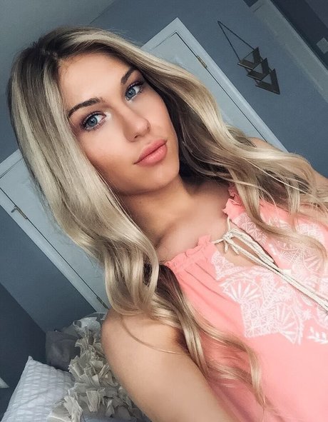 Dezmin Schubel art model photo