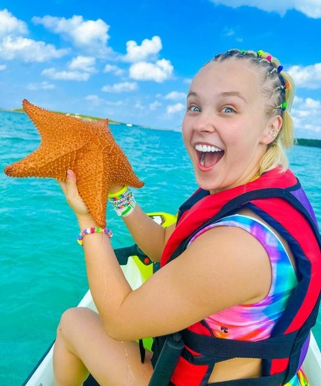 Jojo Siwa naked model pics