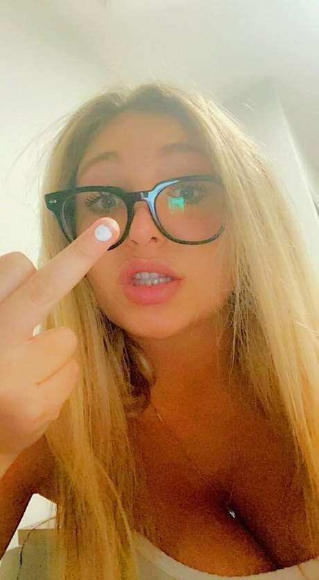 meakelena erotic pornstar img