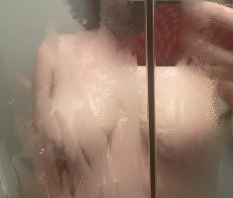 fakekneecaps model art galleries